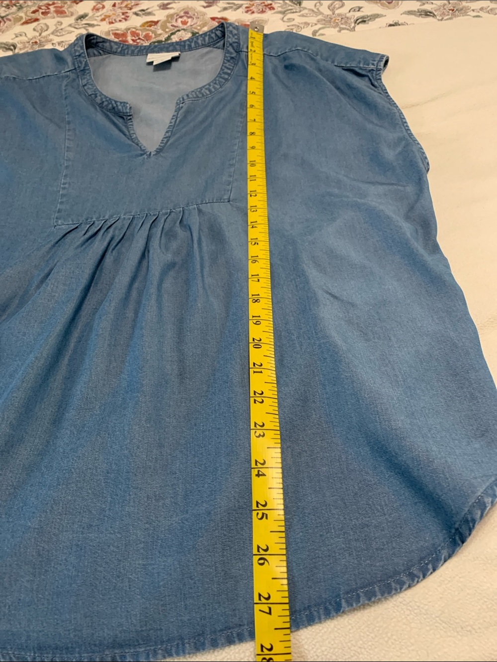 Liz Claiborne Blue Chambray Split-Neck Tunic Blouse - Picture 5 of 7